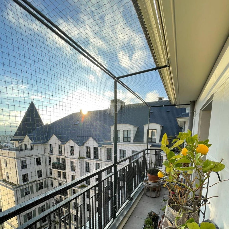 Un filet anti-oiseaux installé sur un grand balcon par BirdKit