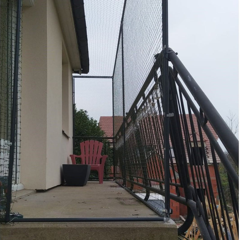 Vue d'un filet anti-oiseaux sur une entrée de maison