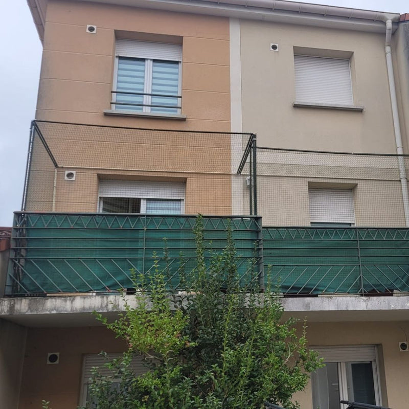 Cadre avec filet posés sur une terrasse pour empêcher les pigeons d'approcher