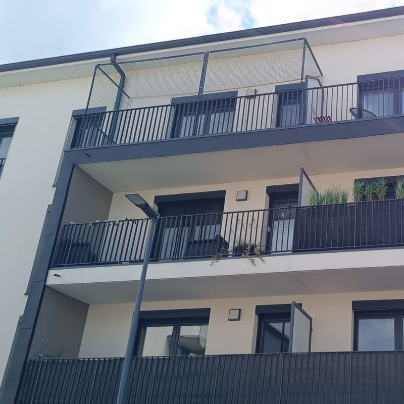 Vue extérieur d'un Filet anti oiseau installé par BirdKit sur une terrasse résidence