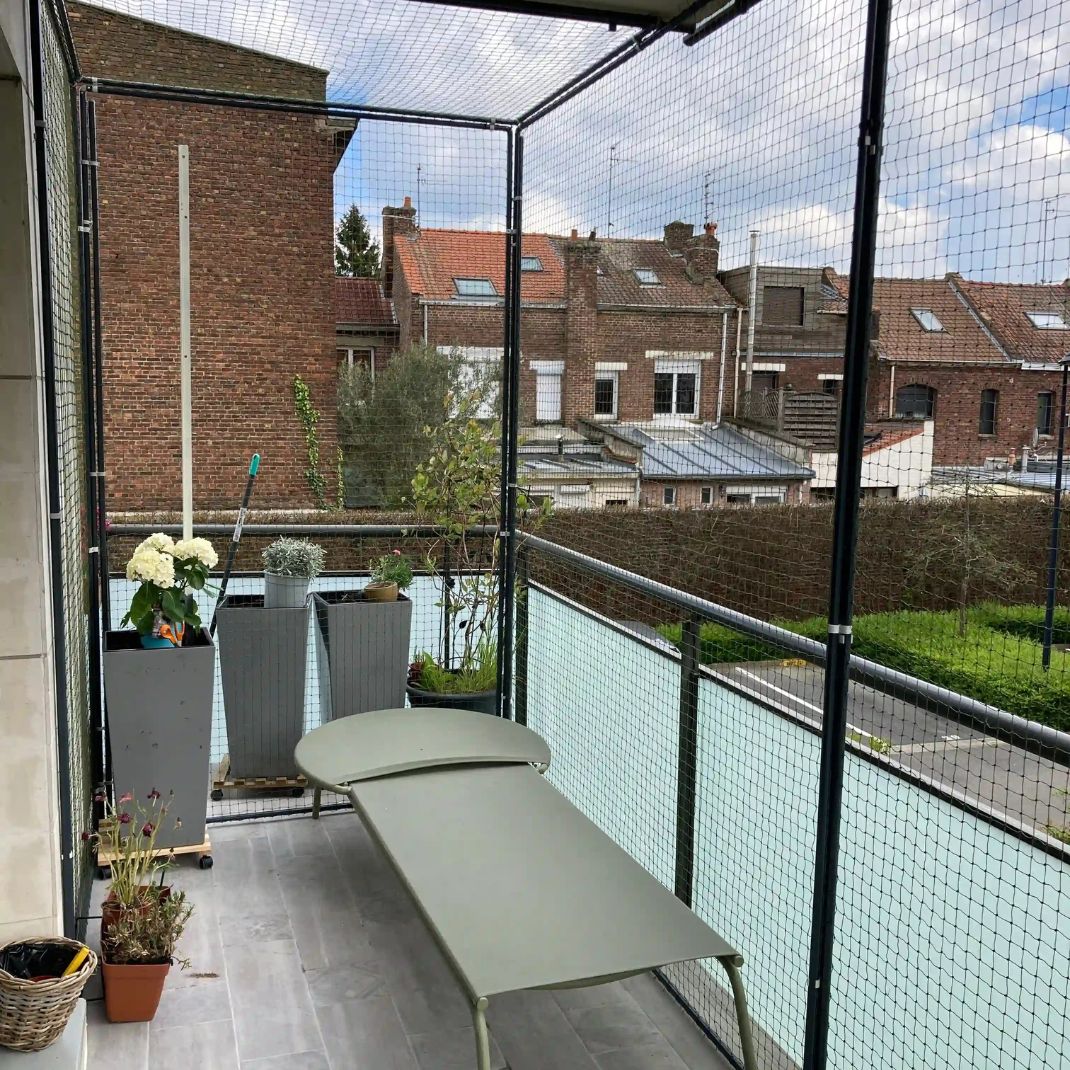 Filet anti pigeons installé sur une terrasse par BirdKit