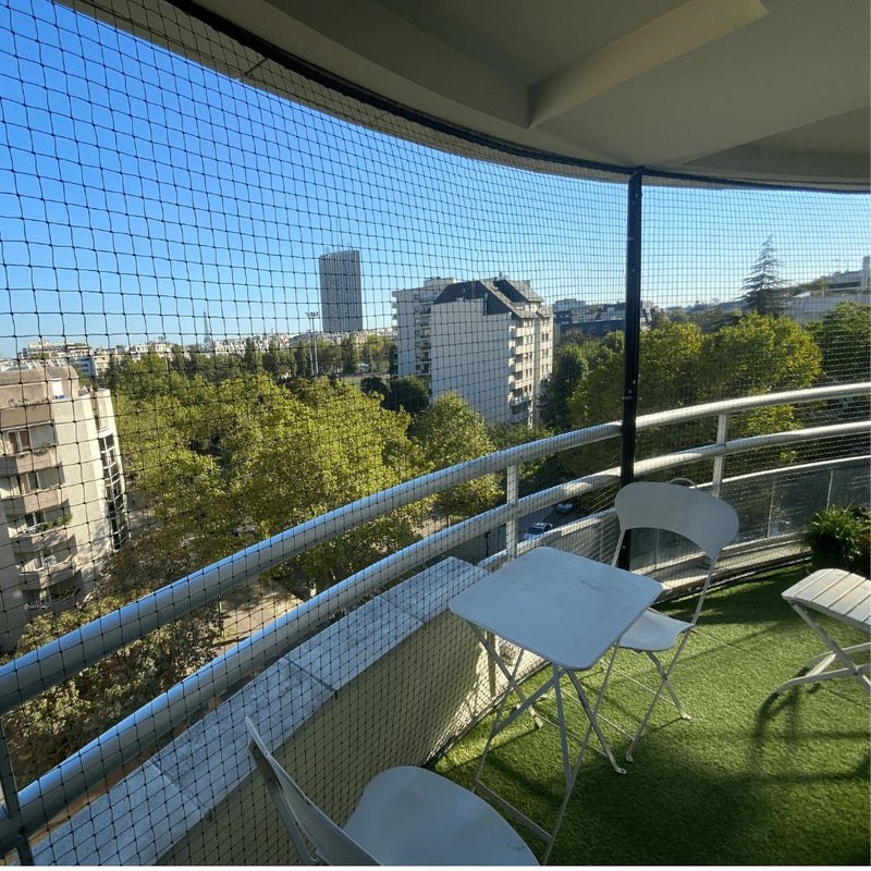 Filet anti pigeon sur un balcon arrondi
